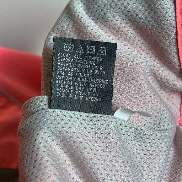 New Balance Hooded Windbreaker/Rain jacket - Picture 7 of 7